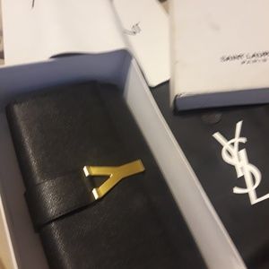 Saint Laurent (LG Clutch)